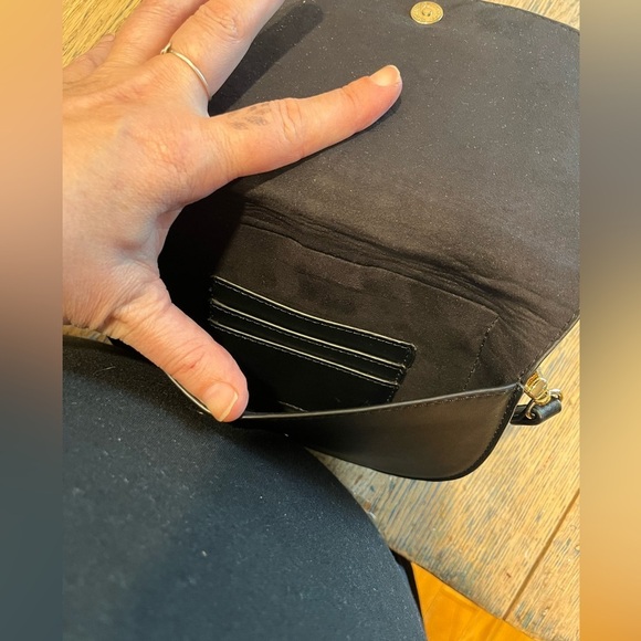 🖤 MADISON WEST – Black Faux Leather Crossbody Bag - Picture 5 of 11